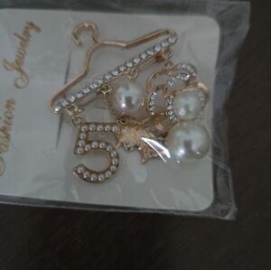 Chic Gold and Pearl Brooch with Crystal Accents